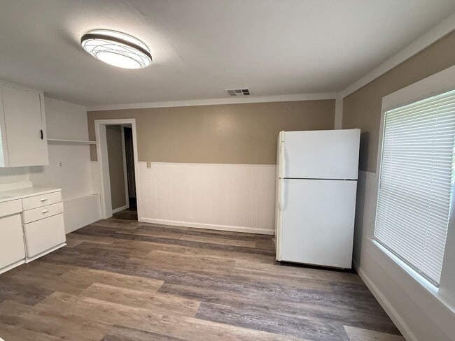 Building Photo - Adorable Small Broken Arrow Home, Close to the Rose District!