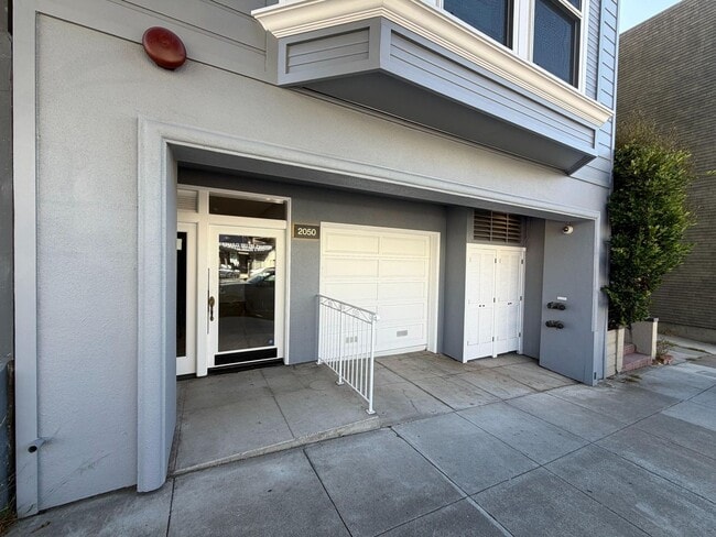 Building Photo - Luxury Pacific Heights 3BD/2.5BA with Private Rooftop Deck