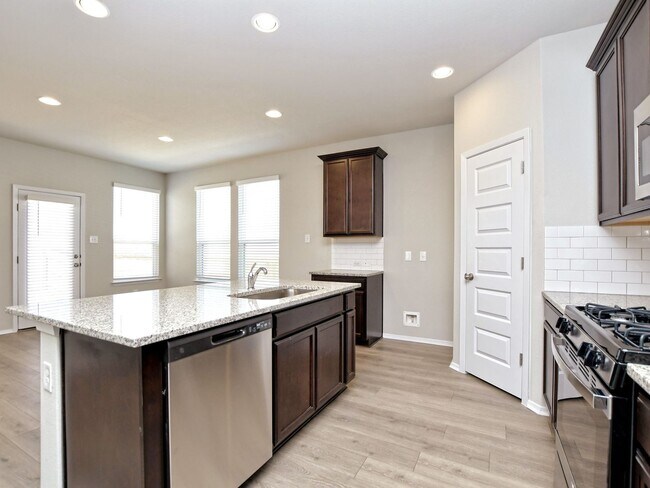 Building Photo - 5 BR + Office /2.5 BA - 2637 SF - Cloverle...
