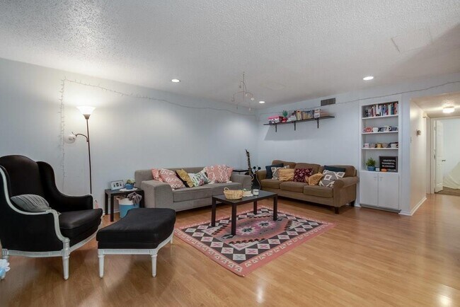 Primary Photo - 2401 Leon St