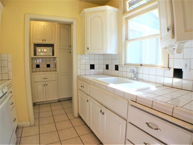 Building Photo - 337 W 1st Ave