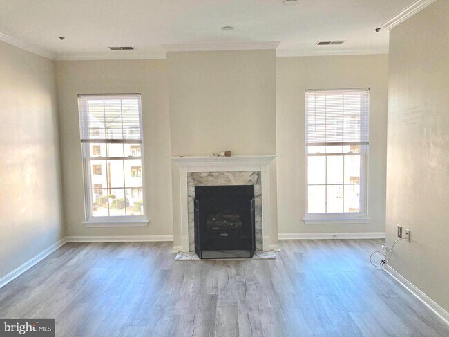 Building Photo - 7011 Falls Reach Dr