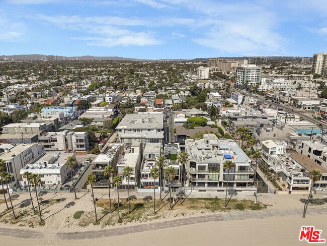Building Photo - 2911 Ocean Front Walk