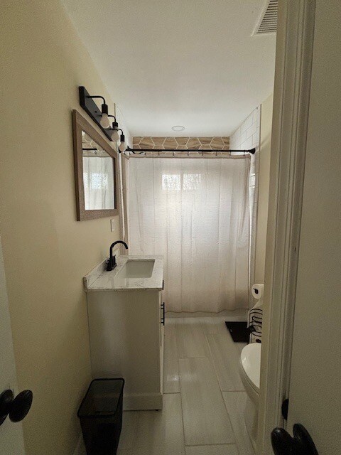 1st floor Bath - 2972 Madison Ave