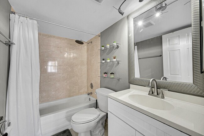 Building Photo - 2920 SW 22nd Ave