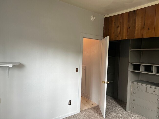 Building Photo - Beautifully updated 3 bedroom 1 bath duple...