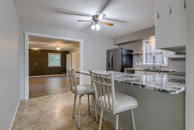 Building Photo - Must See Updated Bellevue Home!!
