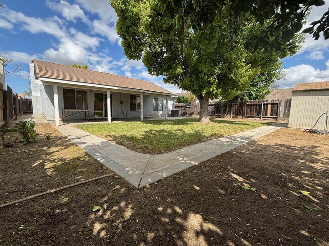 Building Photo - Spacious 3 Bedroom Home for $2200!