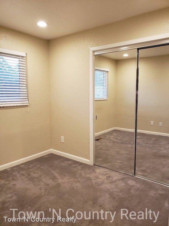 Building Photo - 802 Sunset Dr