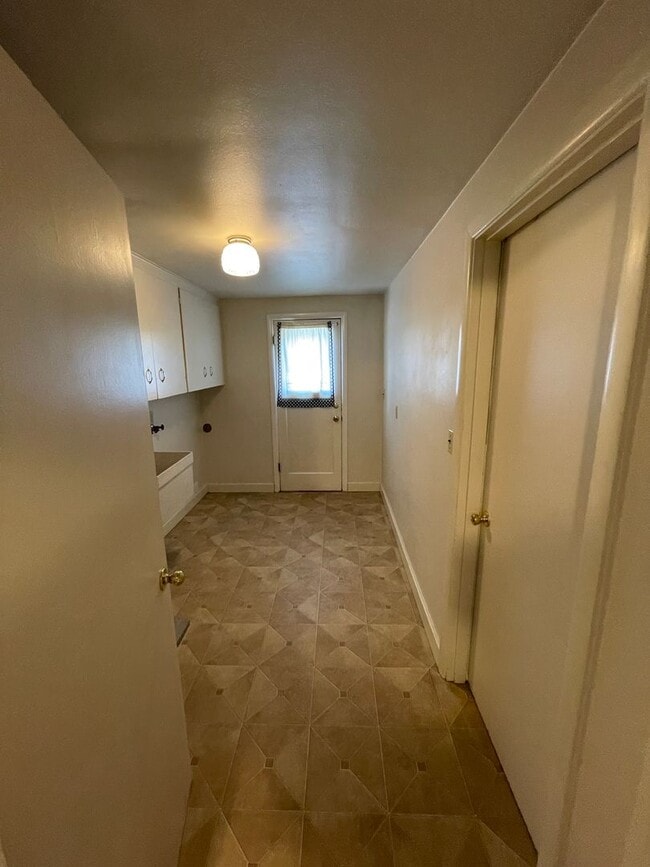 Building Photo - Fantastic SE Salem location!