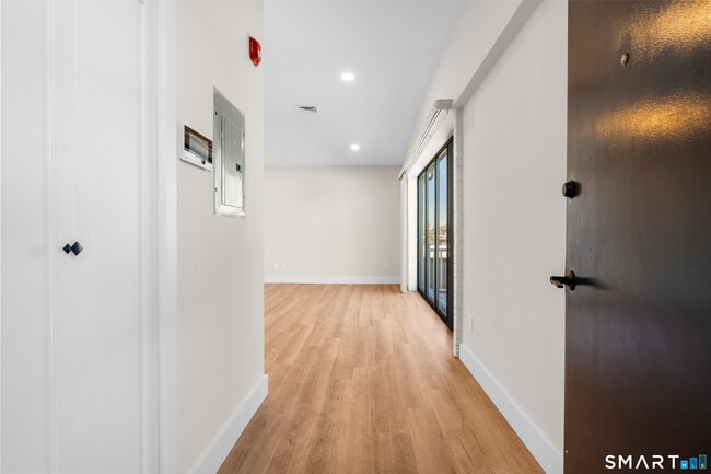 Building Photo - 937 Post Rd