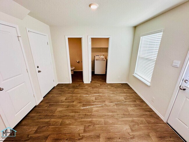 Building Photo - Spacious 4 Bed, 2.5 Bath Two-Story Home, 1...