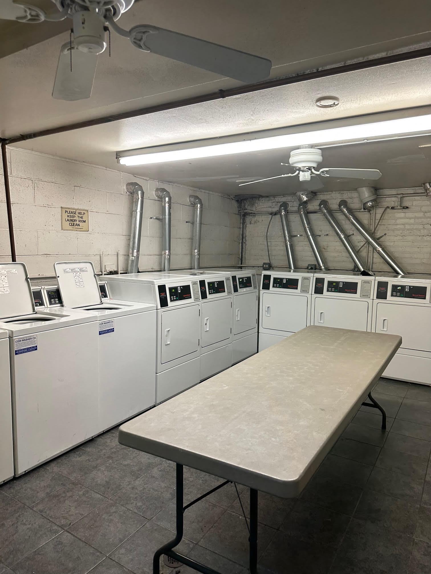 Building Photo - 3825 N Pine Grove Ave