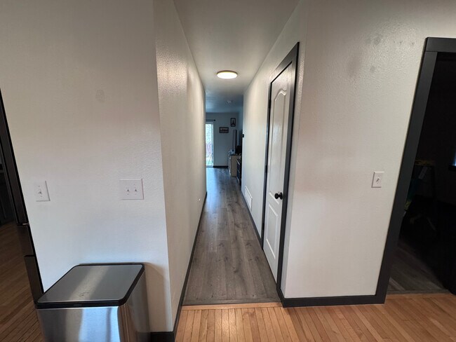 Building Photo - 705 Green Tree Dr