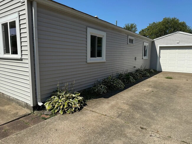 Building Photo - 5260 South St