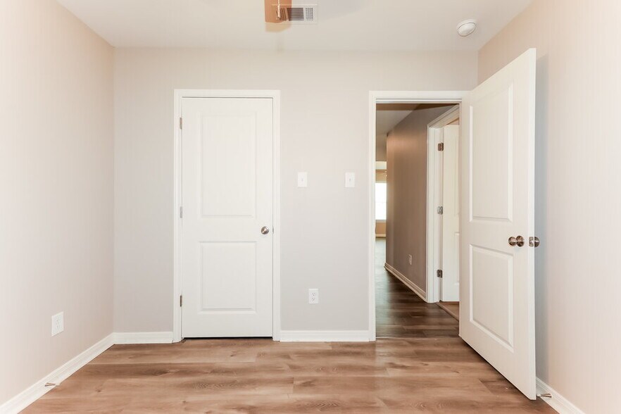 Building Photo - 15653 Del Norte Dr
