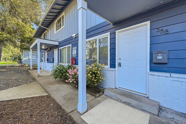Building Photo - Breathtaking Renovation! Oversized 2 Bed 1...
