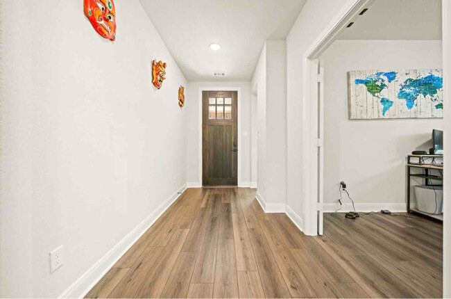 Building Photo - 1529 Woodford Pl