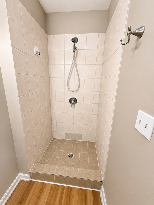 Building Photo - Sunny Top-Floor 3BR/2BA in West Ridge with Parking and Water Included