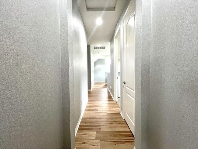 Building Photo - Modern Eastvale Home | 3 Bed | 2.5 Bath | 2-Car Garage | Pool & Gym | Solar Panels