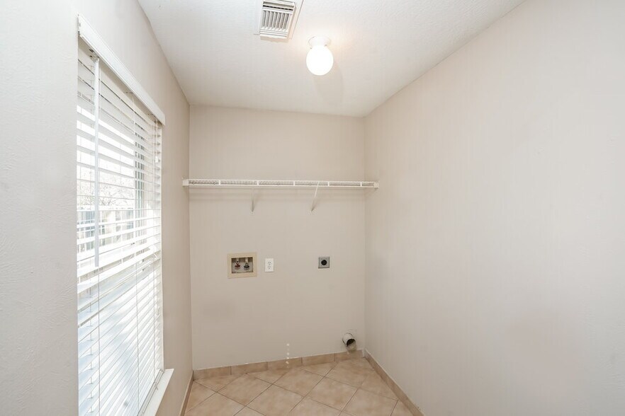 Building Photo - 7331 Parkland Manor Dr