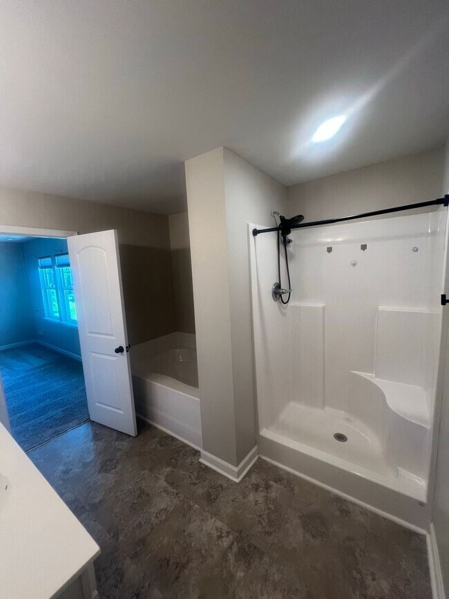 Building Photo - 303 Breezeway Dr