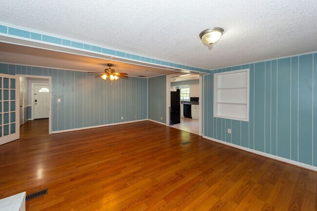 Building Photo - 3 Bedroom 2 Bath Home in Kings Grant - Sum...