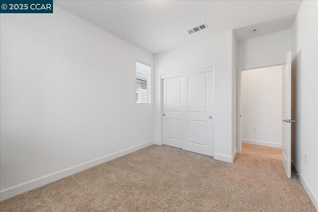 Building Photo - 300 Hideaway Ln