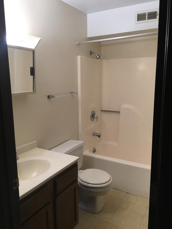 Building Photo - 2 Bedroom Condo Next to East Broadway Shopping