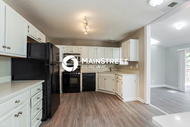 Building Photo - 4 Bedroom Pet-Friendly Home in Charlotte, NC with Main Street Renewal