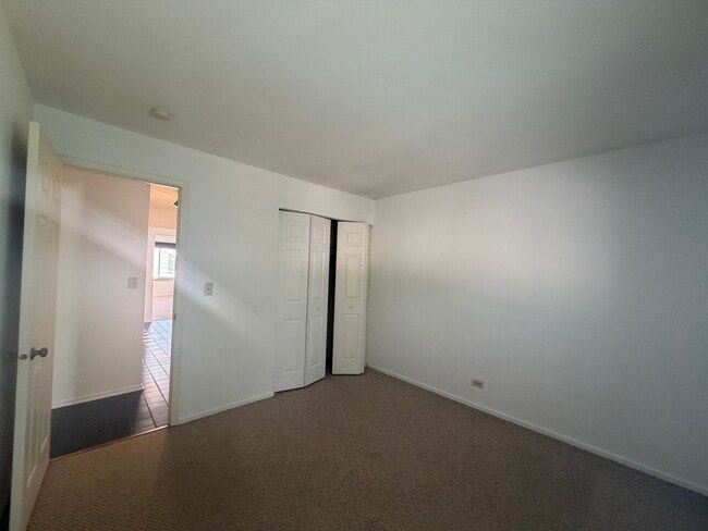 Building Photo - 995 Pine Tree Circle North