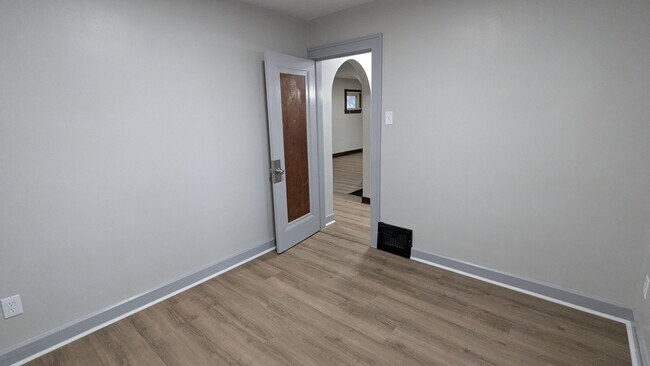 Building Photo - Charming 3 bedroom/1 bath home in the heart of Akron!