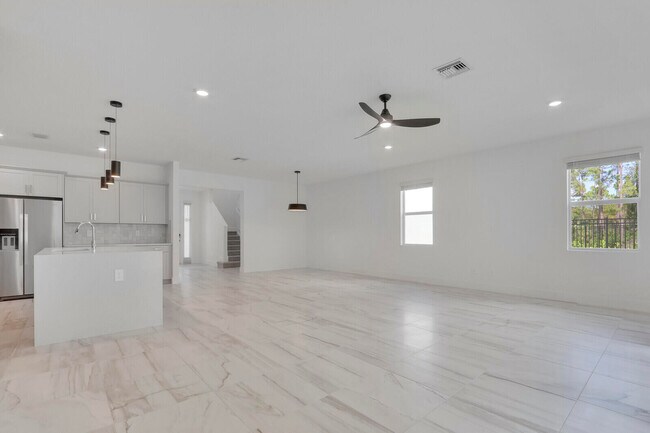 Building Photo - 7141 SE Park Dr