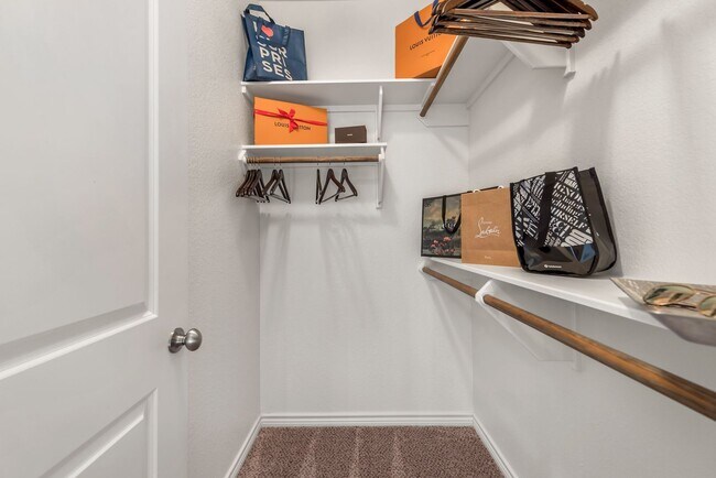 Building Photo - August Pre-Lease!! 4/4.5 in Pershing Point!