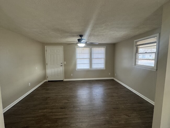 Building Photo - 123 Lake Dr