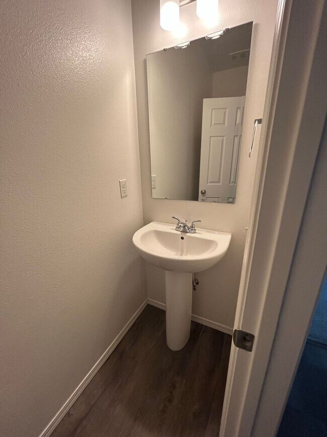 Building Photo - 3 Bedroom plus Loft For Rent! Victory Sout...