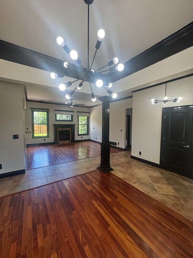 Building Photo - 3 bedroom 2 bath house w/ 2 car garage