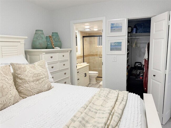 Building Photo - 4000 NE 170th St