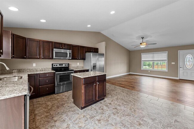 Building Photo - 101 Shadow Pointe Dr