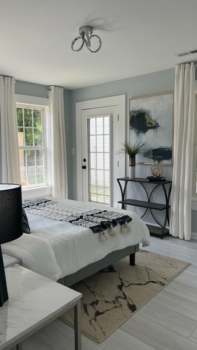 Building Photo - 806 Aileen Ave