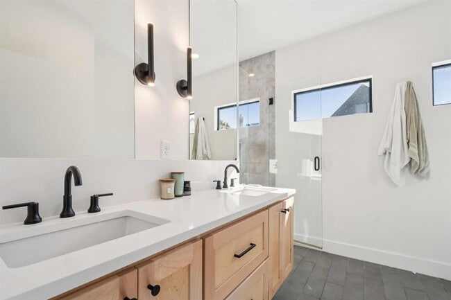 Building Photo - 2916 E 13th St