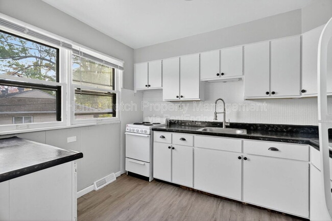 Building Photo - 1700 Dellwood Ct