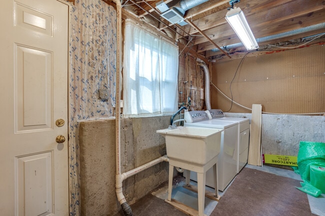 Laundry - 5471 Braddock Ridge Dr