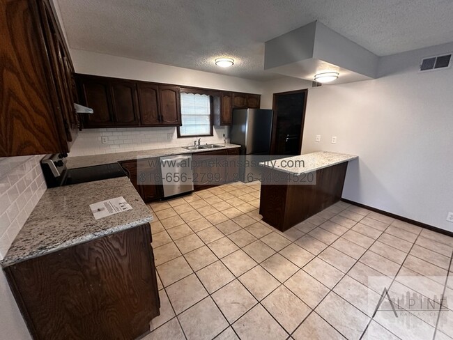 Building Photo - Spacious Parkville Ranch