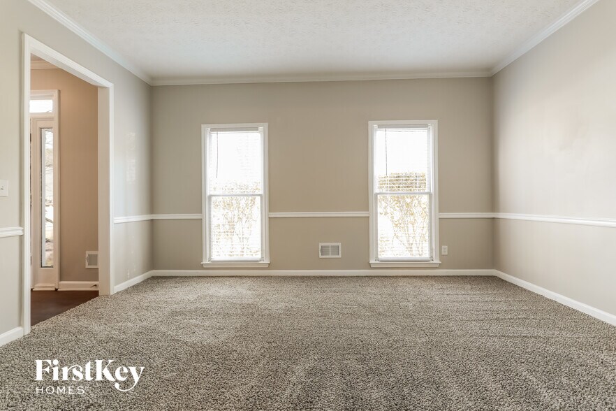 Building Photo - 571 Hilton Ave