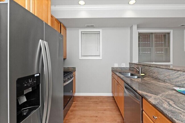 Building Photo - 2 bedroom in Chicago IL 60657