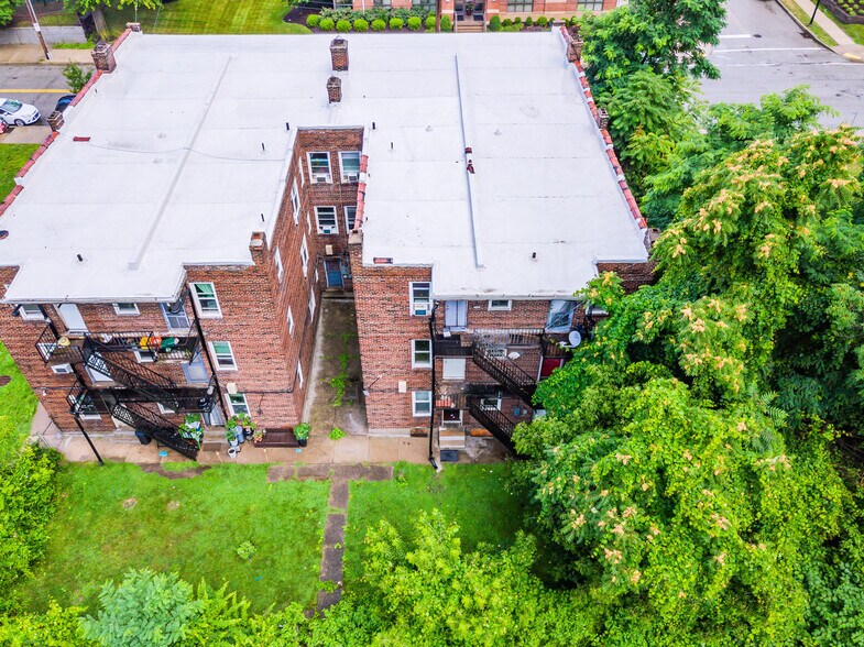 Building Photo - 2118 Bedford Ave