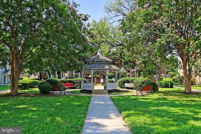 Building Photo - 6186 Greenwood Dr