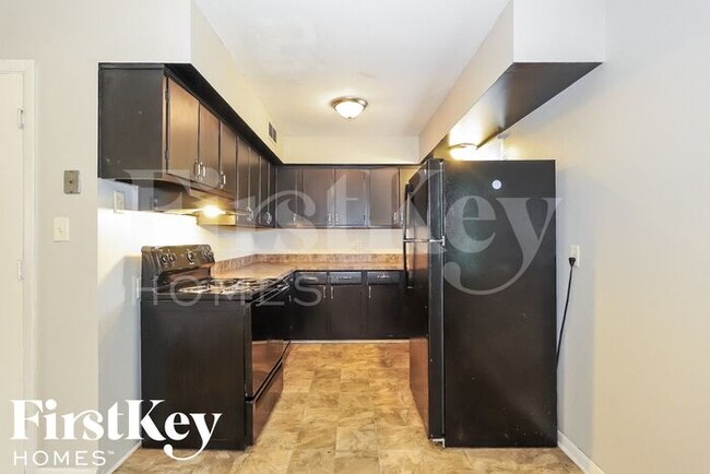 Building Photo - 5844 Sylvan Dr