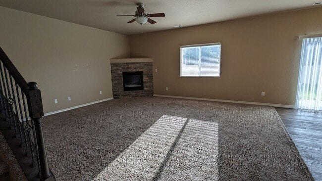 Building Photo - LARGE TWO STORY 3 BED/2.5 BATH W/3 CAR GAR...